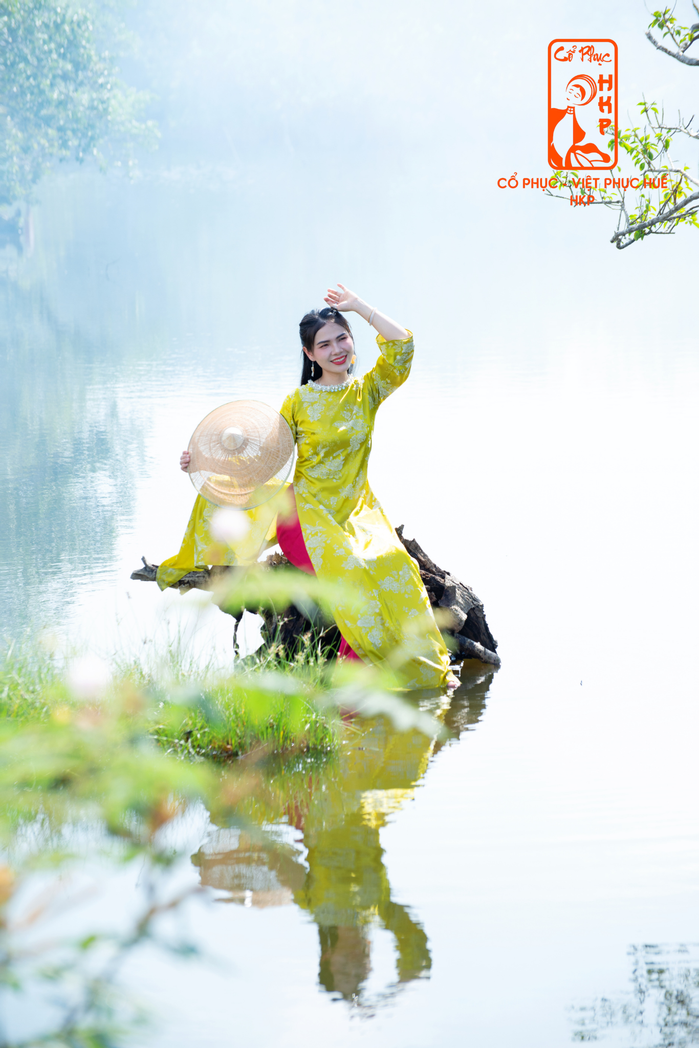 ÁO DÀI GẤM ĐÍNH CỔ CƯỜM
