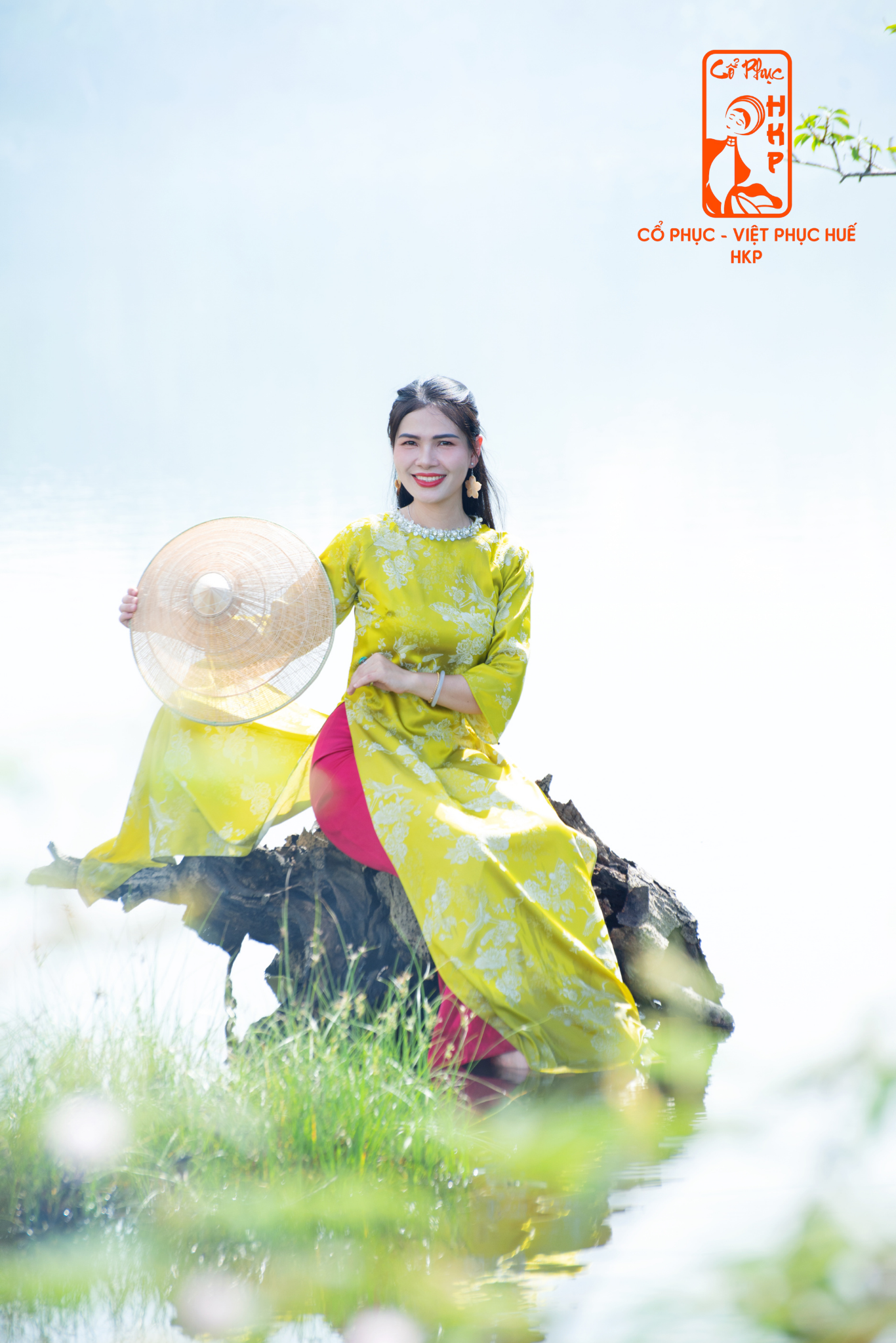 ÁO DÀI GẤM ĐÍNH CỔ CƯỜM