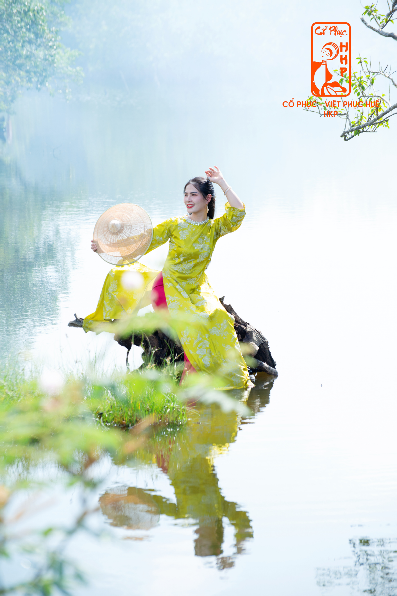 ÁO DÀI GẤM ĐÍNH CỔ CƯỜM